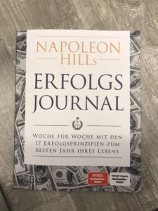 Zeigt das Buch von Napoleon Hills "Erfolgsjournal"