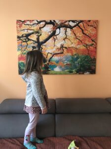Meine Tochter vor unserem neuen Wohnzimmerbild
